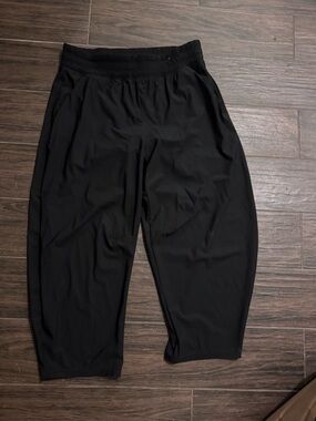 Old Navy Women's Black Cropped Active Barrel leg pants